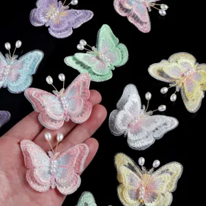 Detailansicht von Mesh bestickten Schmetterlings-Applikationen mit Perlen für DIY Bastelarbeiten.