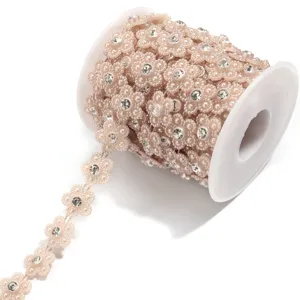 Gedetailleerd uitzicht op parel strass bloem afwerking lint, decoratief DIY accessoire.