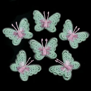 Detailansicht der gruenen und rosa Netzborduere Schmetterling Haarschmuck DIY Patch.