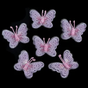Detailansicht von rosa-lila Mesh-bestickten Schmetterlings-Aufnähern für DIY-Bastelzubehör.