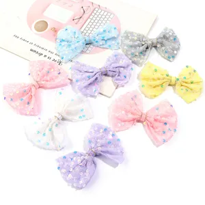 Primo piano di fiocchi in rete con paillettes colorate, accessori per capelli lucidi fatti a mano.