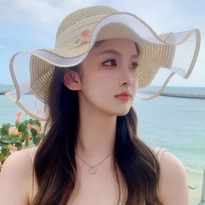 Chapeau de paille femme d'été avec bord en dentelle blanche et broderie florale plage.