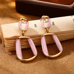 Orecchini geometrici dorati chic con design a goccia smaltata rosa, gioiello elegante.