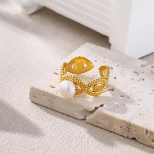Goldfarbener Edelstahl Perlen Offener Ring mit geometrischem Augenmotiv und elegantem Perlrand.