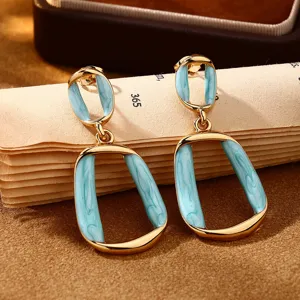 Orecchini cavi intrecciati in acciaio inox con smalto azzurro chiaro, stile retro elegante.