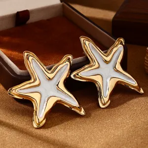 Primo piano dettagliato di eleganti orecchini a forma di stella marina dorata.