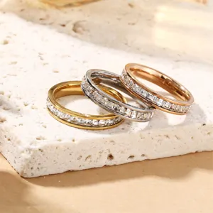 Set stapelbare ringen van roestvrij staal met zirkonia stenen, mooie detailfoto.