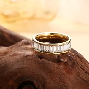 Nahaufnahme Detailaufnahme eines eleganten Edelstahrings mit einreihigen Baguette Zirkonen.
