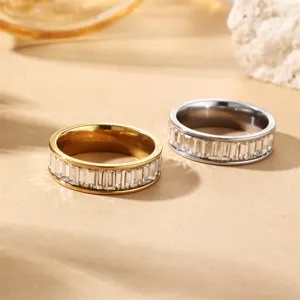 Nahaufnahme von minimalistischen Edelstahl Baguette Zirkonia Ringern, unisex stapelbarer Schmuck.
