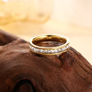 Close-up van het gouden roestvrijstalen vierkante zirkonia eternity ring detail.