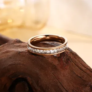 Prachtige 18k roségoud roestvrijstalen ring met sprankelende vierkante zirkonia stenen.