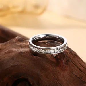 Roestvrij staal vierkante zirkonia ring close-up, minimalistische stacking modesieraden.