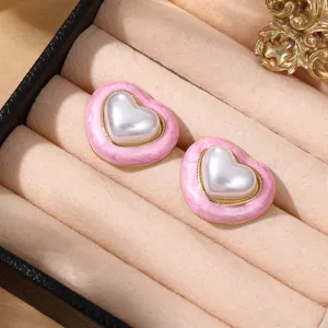 Schicke rosa Emaillier-Herz-Ohrringe mit Kunstperlen und Goldrand für trendige Alltags-Outfits