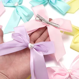 Fermaglio per capelli con fiocco in nastro macaron e perla a cuore, accessorio bambina.