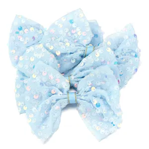 Dettaglio fermaglio capelli con fiocco in tulle e paillettes azzurre per progetti fai da te.