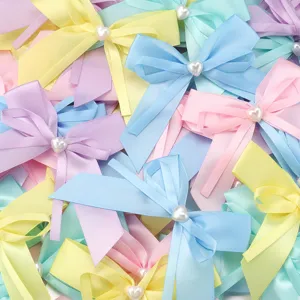 Fiocchi in nastro di raso colorato con cuori di perle per fermagli fai da te e accessori artigianali