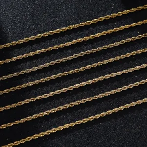 Vista detallada del collar de cadena de cuerda dorada para hombre con textura metal.