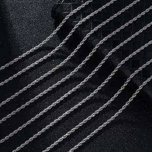 Primer plano de los detalles de cadenas de cuerda plateadas, joyería hip-hop masculina.