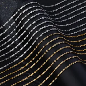 Primer plano detallado de elegantes cadenas de cuerda metálica en plata y oro para hombres.