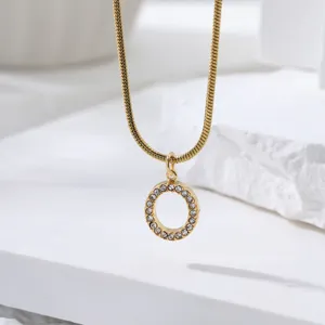 Goudkleurige slangketting halsketting met strass ingelegd ronde hanger detailopname