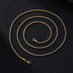 Vista detallada de un collar de cadena de cuerda dorada de tendencia para estilo hip hop.