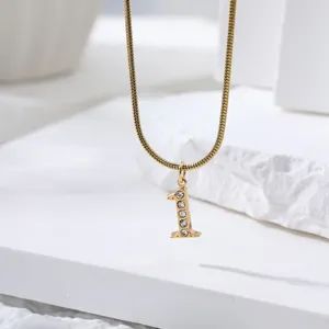 Gouden slangenketting met schitterende strass nummer 1 hanger, stijlvolle hip-hop sieraden.
