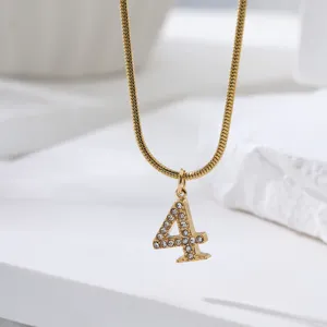 Gouden slangketting halsketting met getal 4 strass hanger detailweergave modestijl