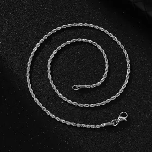 Vista detallada de cadena de cuerda plateada, diseño retorcido clásico, primer plano metal.
