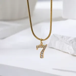 Detailopname van de elegante goudkleurige slangketting met sprankelende strass hanger.