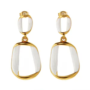 Orecchini geometrici in metallo dorato con design a torsione in smalto bianco, eleganti