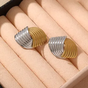 Boucles d'oreilles clous géométriques torsadées bicolores, vue détaillée mode élégante femme.