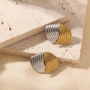 Boucles d'oreilles spirales en métal bicolore, design plissé élégant pour un style chic.