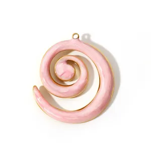 Gros plan pendentif coquillage spirale émail rose, accessoire bijoux DIY en acier.