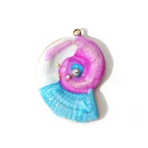 Pendentif coquillage en résine fait main accessoire de bijoux bricolage vue de détail.