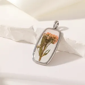 Handgemaakte gedroogde bloem hars hanger ketting accessoire, vintage botanisch sieraad.