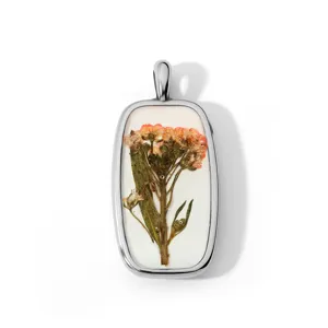 Detailopname van hars gedroogde bloem hanger, vintage bloemen sieraad accessoire close up.