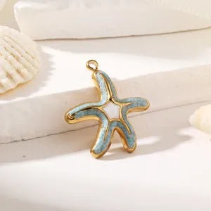 Dettaglio ciondolo stella marina smalto blu dorato, accessorio gioiello DIY squisito.