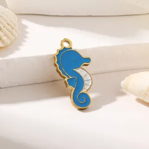 Primo piano dettagliato del grazioso ciondolo smaltato cavalluccio marino per gioielli DIY.