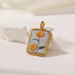 Prachtige retro hars hanger met delicate gedroogde bloemen in een chic goudomrand kader.