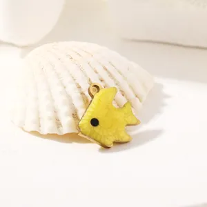 Piccolo ciondolo pesce smaltato giallo per gioielli fai da te collana orecchini vista dettagliata.