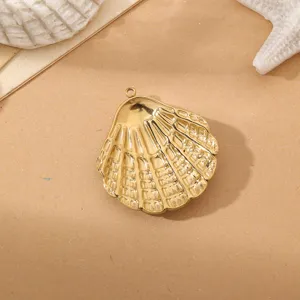 Detalle del colgante de concha dorada, perfecto para la creación de joyas de estilo marino DIY.