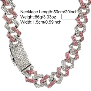 Gedetailleerde close-up van de met steentjes bezette cubaanse ketting met roze en witte stenen.