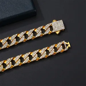 Primo piano della catena cubana Miami 10mm con strass, dettaglio collana hip hop oro.