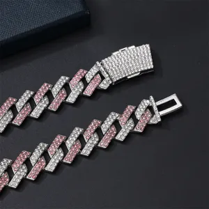 Close-up detail van de hip-hop tweetonige zirconia Cubaanse ketting met handige flip sluiting.