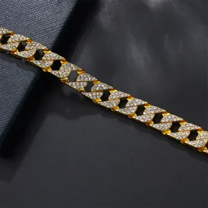 Primo piano dettagliato di una collana catena Miami Cuban da 10 mm in oro con strass brillanti.