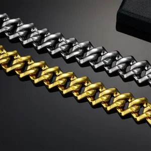 Gedetailleerd overzicht van de 15 mm zware metalen Cubaanse ketting, goud en zilver.