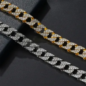 Vista dettagliata della collana cubana Miami in oro e argento con strass luminosi.