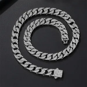 Dettaglio in primo piano della catena cubana ghiacciata da 10 mm, collana hip hop in strass.