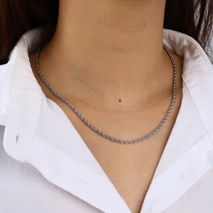 Primer plano detallado del collar de cadena de cuerda plateada para hombre, elegante.