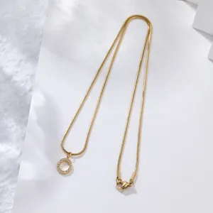 Gedetailleerde close-up van de prachtige gouden slangketting met sprankelende strass hanger.